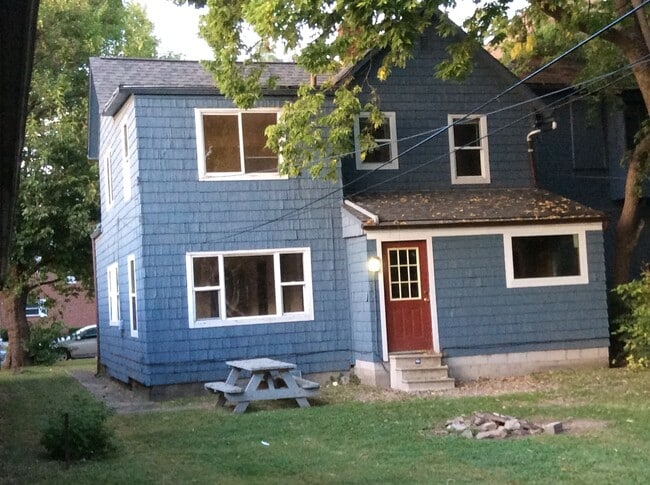 Building Photo - 4 bedroom 1 1/2 bath single family house with yard.