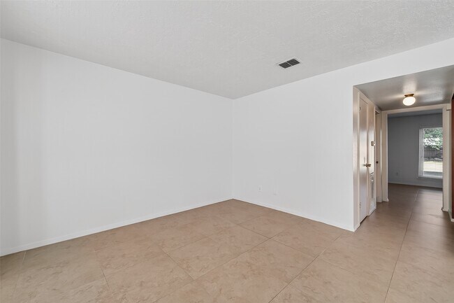 Building Photo - 8462 Leawood Blvd