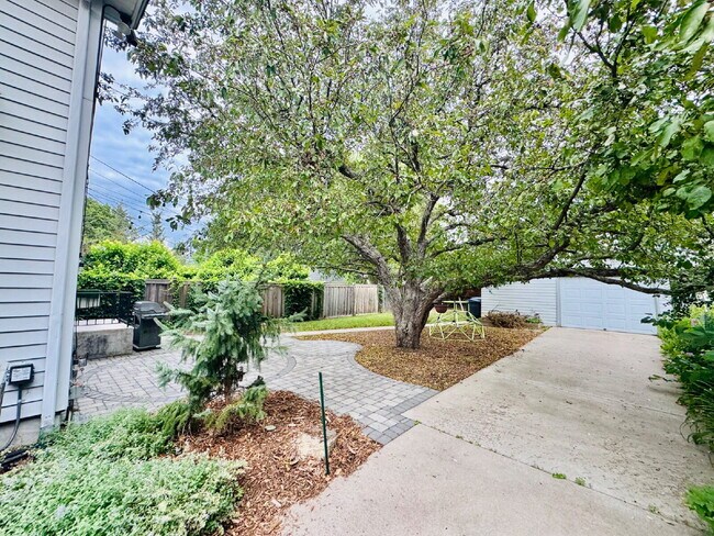 Building Photo - Charming 3-Bedroom Oasis with Elegant Touches & Finished Basement on Washburn Ave!