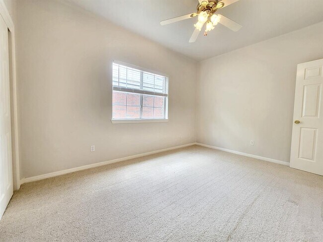 Building Photo - 613 Deercreek Ln