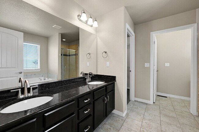 Building Photo - $2,650 - 4 Bed, 2.5 Bath Home with Fenced ...