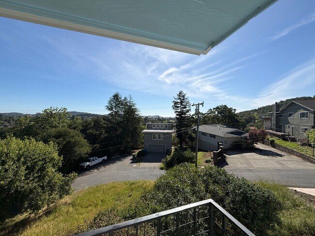 Building Photo - SPACIOUS 3BR/3BA NOVATO HOME WITH FLEXIBLE FLOORPLAN, LARGE FAMILY ROOM AND BONUS AREAS, GREAT OU...