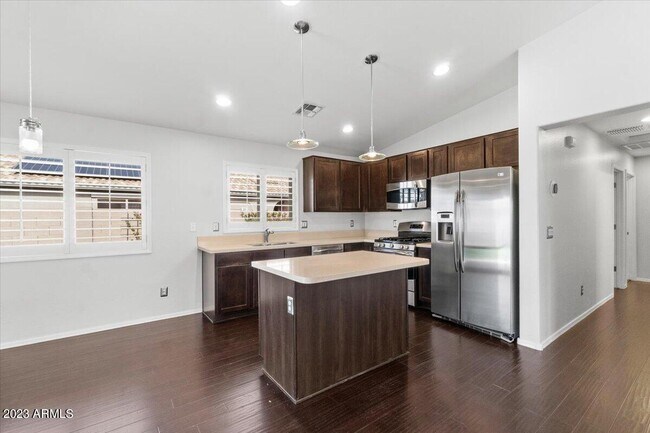 Building Photo - 2039 E Saddlebrook Rd