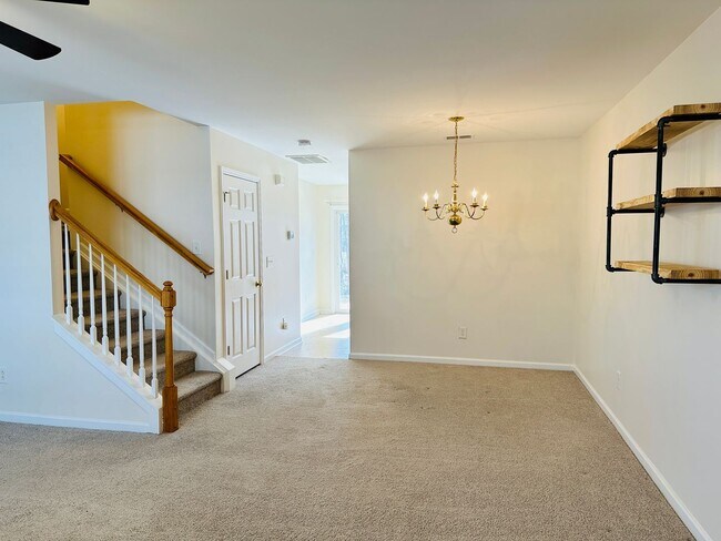 Building Photo - Three Bedroom Townhome Close to Everything