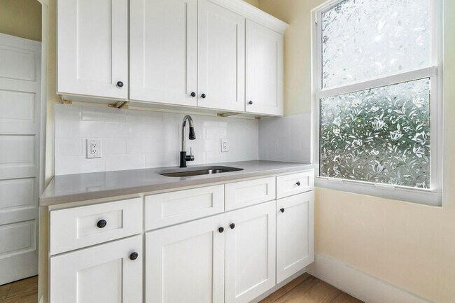 Building Photo - 414 33rd St