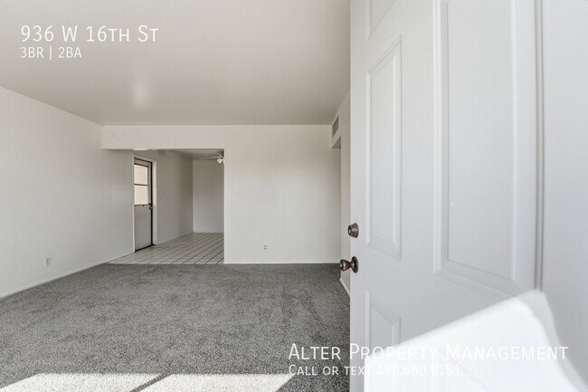 Building Photo - 936 W 16th St