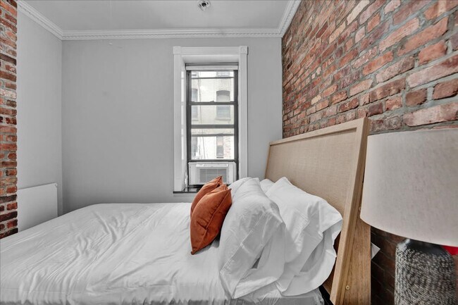 Building Photo - 340 E 18th St