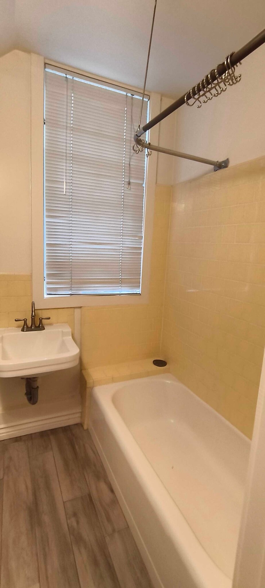 Building Photo - 701 6th Ave