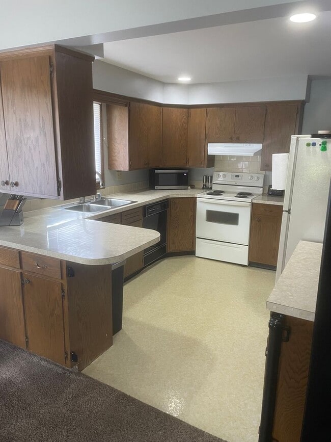 Building Photo - 2 bed, 2 bath, duplex across from park. Appleton!