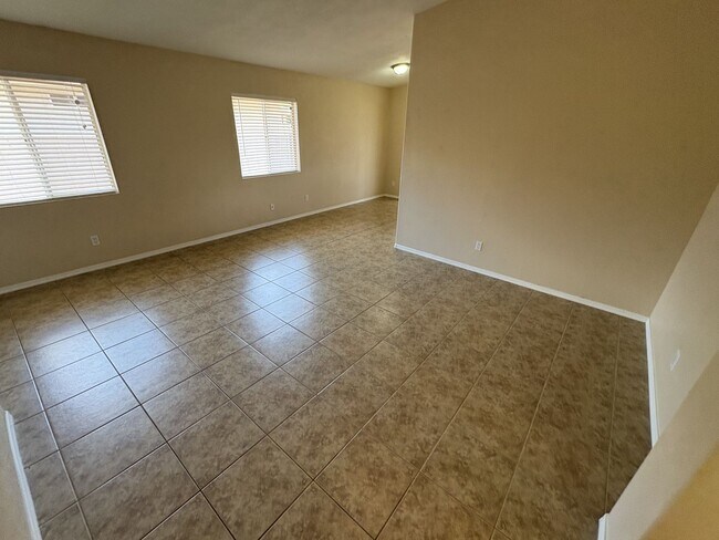Building Photo - Move in ready east side rental