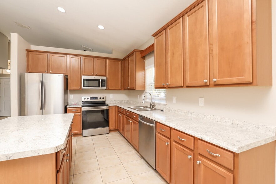 Building Photo - 2101 Woodsedge Dr