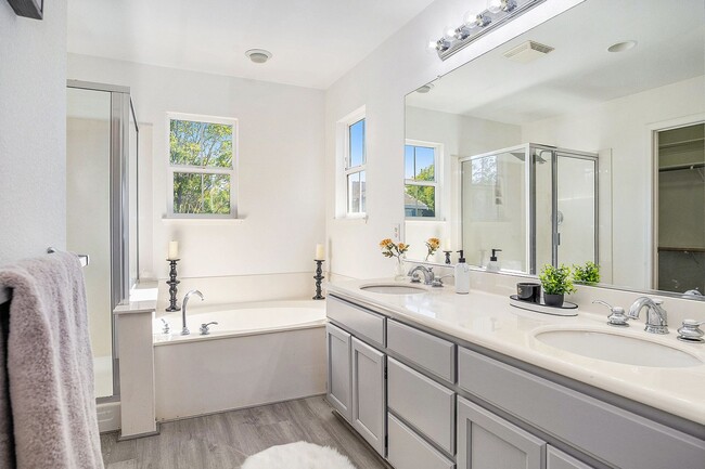 Building Photo - Beautiful and Move-In Ready, 4BD/2.5BA, Tw...