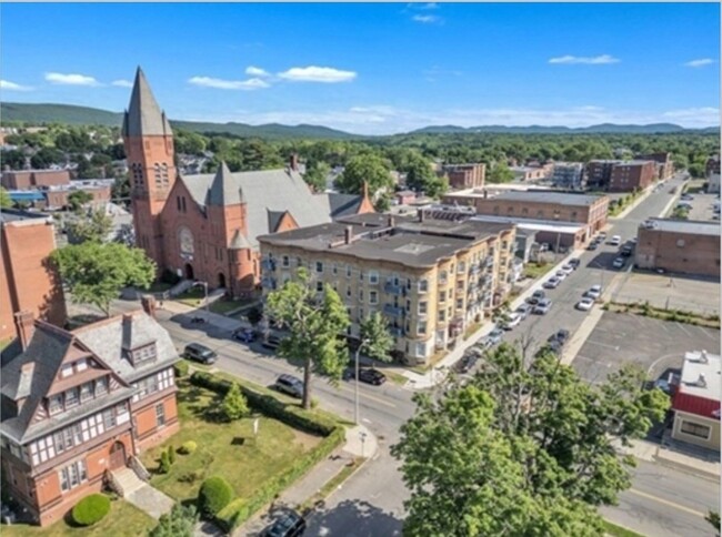 Building Photo - 173 Elm St