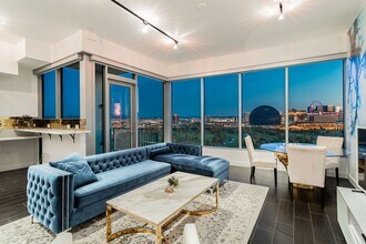 Building Photo - Fully Furnished High Rise with Wynn Golf Course Views!