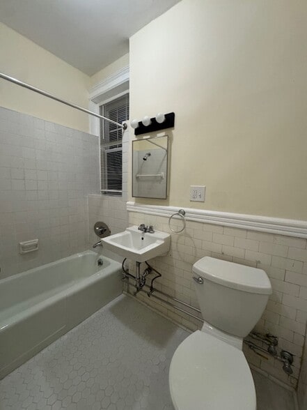 Building Photo - 27 Park Dr