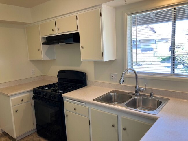 Building Photo - Airy 2 Bedroom 2 Bath with Front Patio