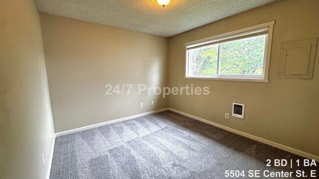 Building Photo - Upper-Level 2 BD | 1 BA Home - FoPo