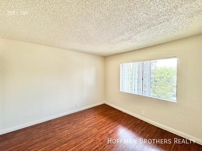 Building Photo - 15040 Vanowen St