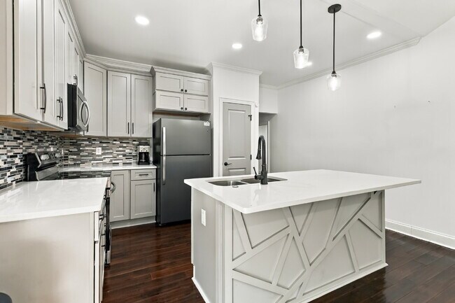 Building Photo - Updated Cottage 5 mins from Uptown Charlotte!