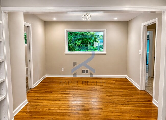 Building Photo - PRELEASING! Spacious & Stunning 5BR/3BA in the Heart of North Druid Hills