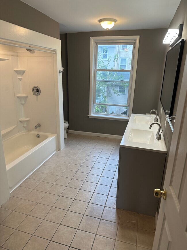 Building Photo - 204 Baldwin St