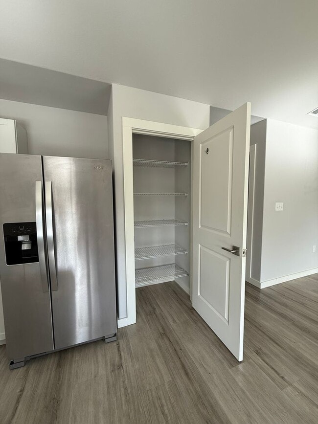 Building Photo - Gorgeous Pet Friendly Three Bedroom Lebano...