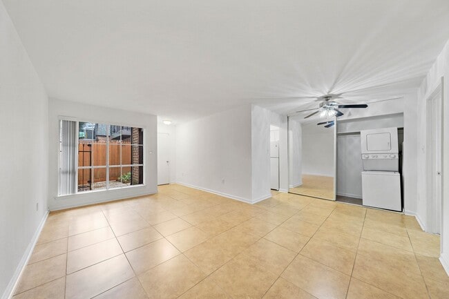 Building Photo - 711 Holiday Dr