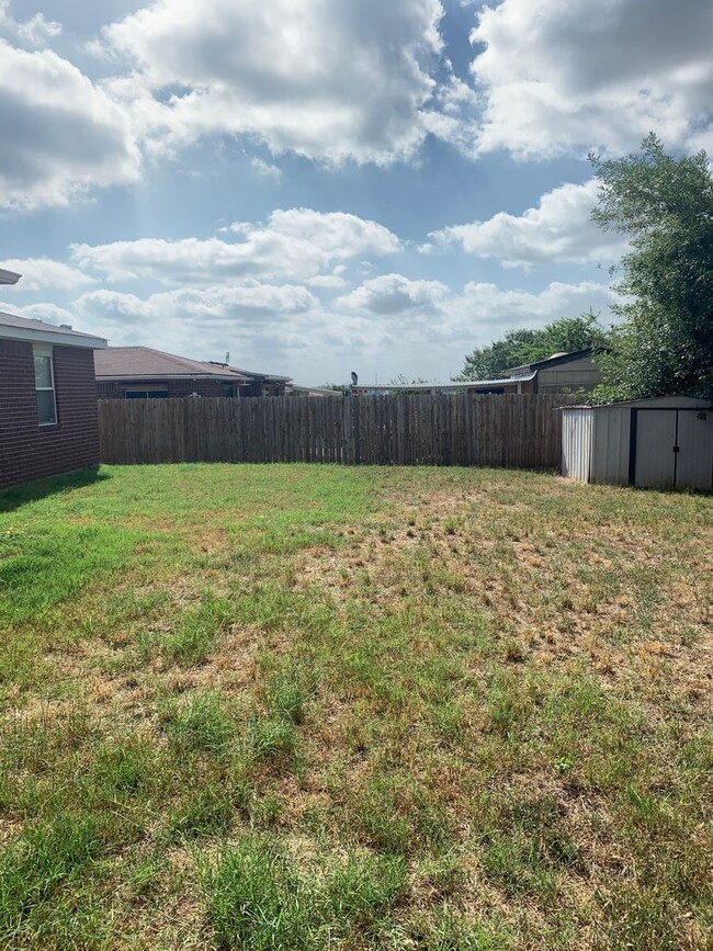 Building Photo - Spacious 3 bdrm 2 bath close to Ft. Hood &...