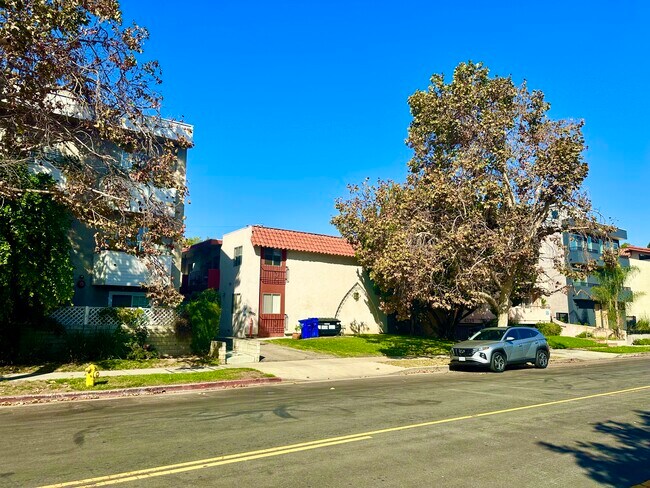 Primary Photo - 4325 Dixie Canyon Ave