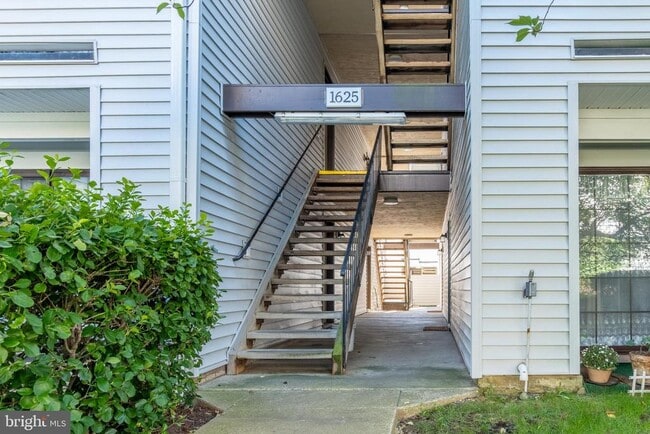 Building Photo - 1625 Carriage House Terrace