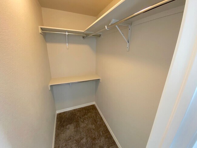 Building Photo - Spacious 4 Bedroom Refrig A/C Home