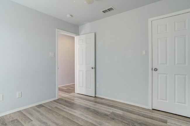 Building Photo - 3/2 in Lincoln 16!