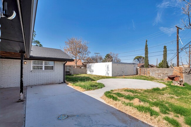 Building Photo - 1300 Bonham Ave