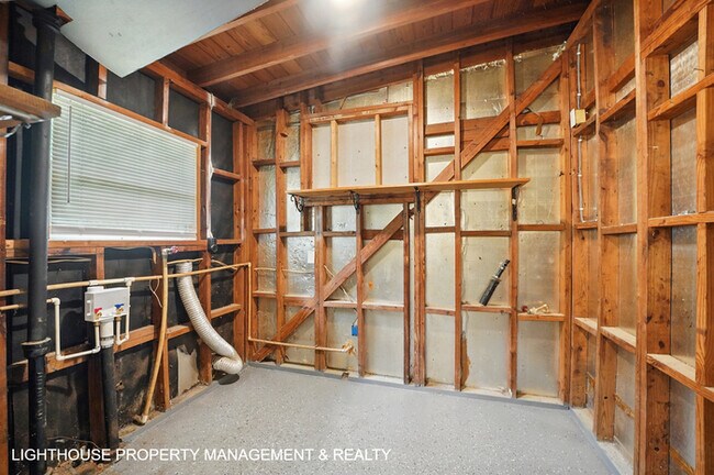Building Photo - Stunning, Fully Renovated 4 Bed/2 bath Home!
