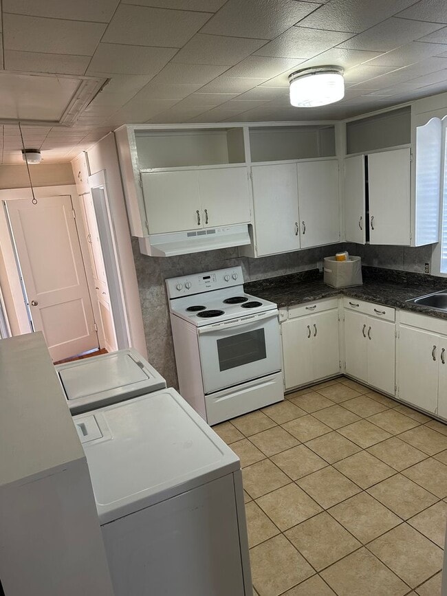 Building Photo - 3 Bedroom, 1 Bathroom Fayetteville Home, Available March 1st!