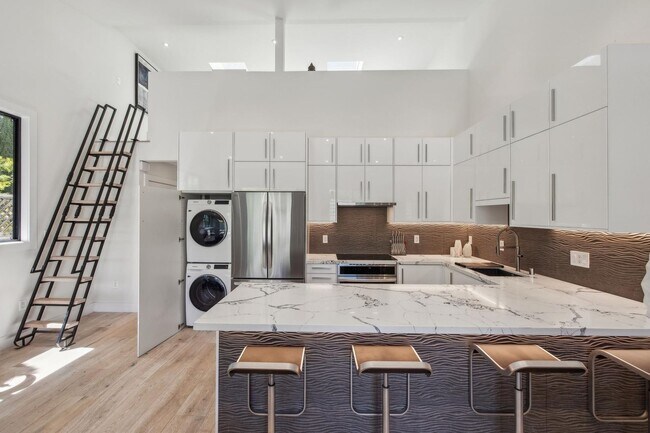Building Photo - Luxury New Construction in Downtown North ...