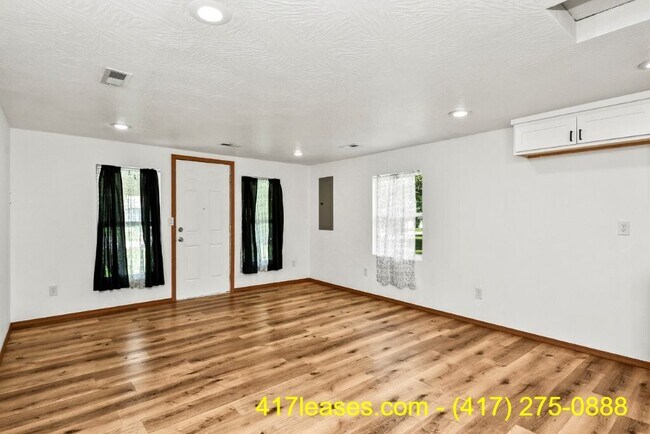 Building Photo - 2518 N Weller Ave