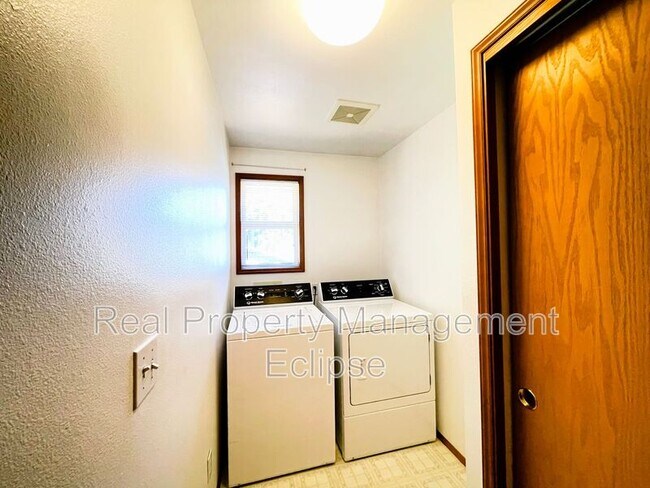 Building Photo - 3022 Russell Way