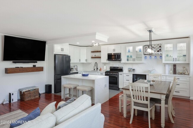 Building Photo - 675 Ocean Ave N