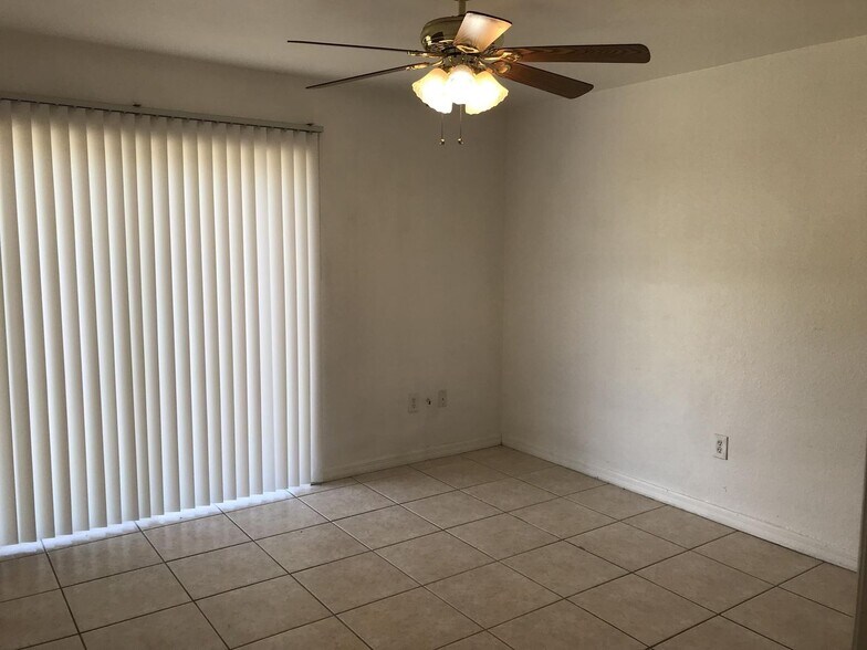Building Photo - 4400-4402 Douglas Ln
