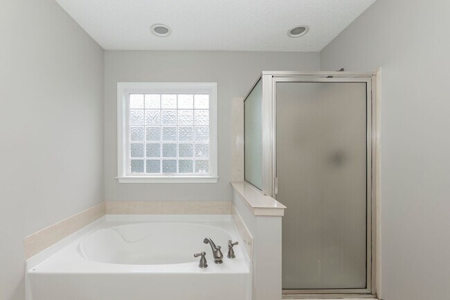 Building Photo - Amazing 4 BEDROOM HOME IN CLAYTON!
