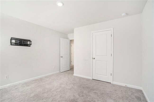 Building Photo - 7573 Knoll Hollow Rd