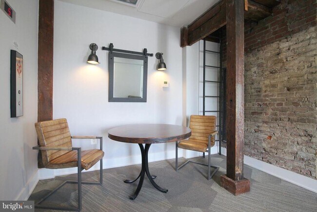 Building Photo - 515 N Washington St