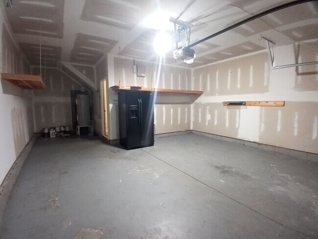 Building Photo - 565 Batty Way