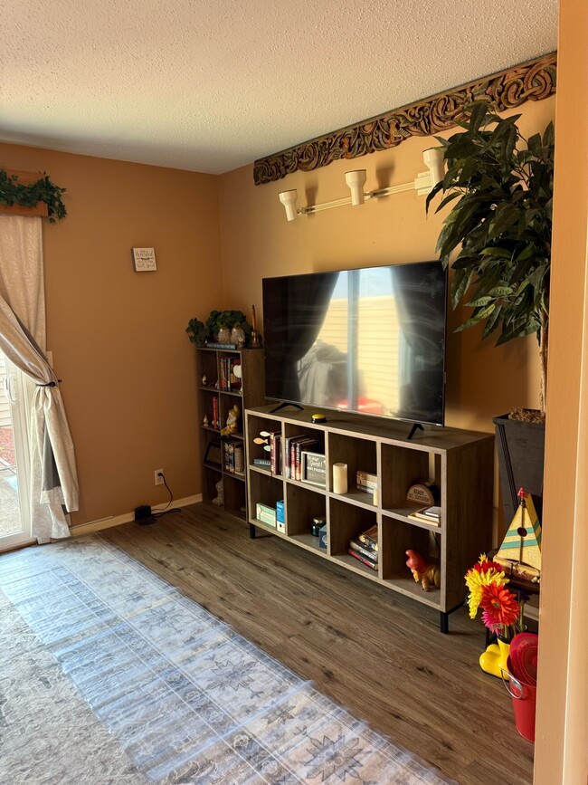 Building Photo - 135 Hillview Dr