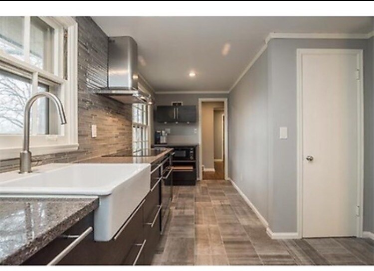 Building Photo - 2711 W 71st Terrace