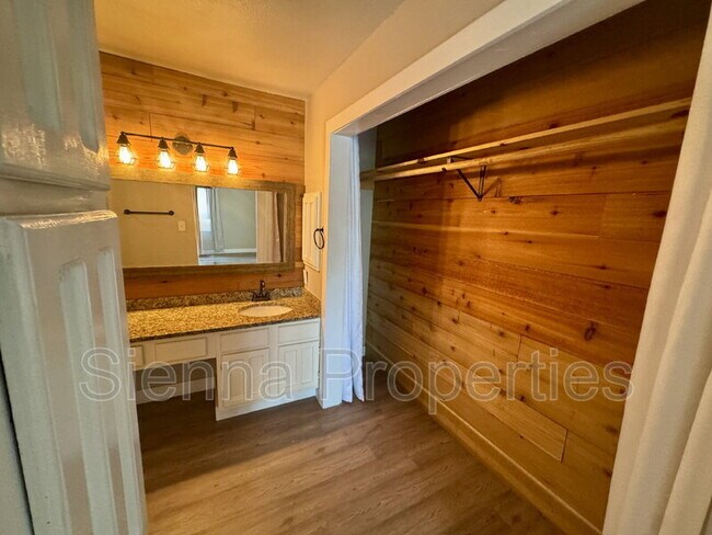 Building Photo - 1202 Thorpe Ln