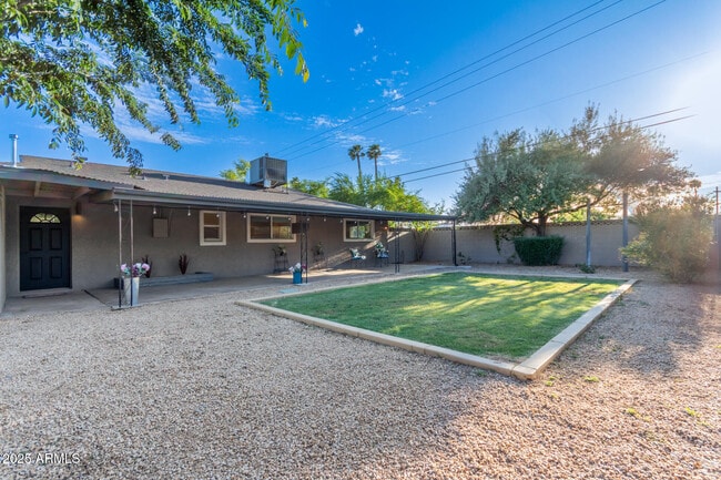 Building Photo - 1422 W Orange Dr