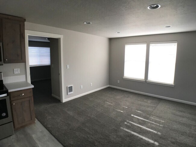 Building Photo - 957 NW Oak Ave