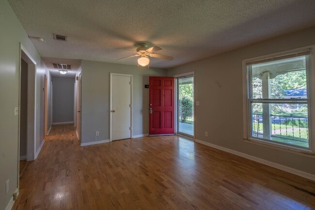 Building Photo - 4 bed and 2 bath house in Johnson City